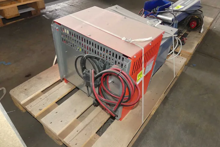2x Batterieladegeräte Typ1:TriCOM XL 24/60 E-P